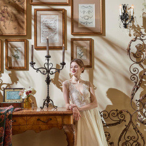 アンティークの調度品が背景。映画のワンシーンのようなドラマチックな一枚|ハートコート横浜の写真(55906006)