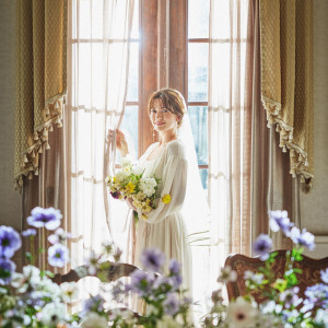 柔らかな光と花々に包まれて。絵画から抜け出したような儚げな美しさ|ハートコート横浜の写真(55905768)