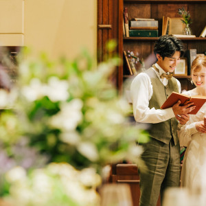 アンティークの書斎で映画のような一枚を。ふたりの物語をここから紡いで|ハートコート横浜の写真(55487595)