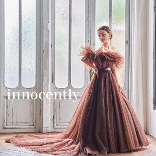 トレンドのテラコッタカラー。大人可愛いフリルで主役の存在感を