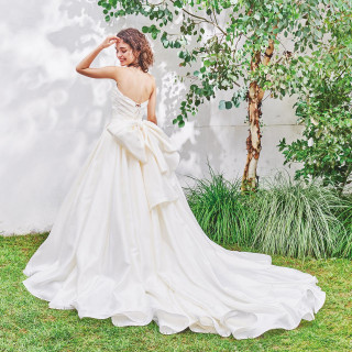 大きなリボンがアクセント。バックスタイルで魅せる愛され花嫁