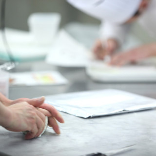 お料理は作り手の気持ちが込めらるもの。ゲストの方の笑顔を想像しながら、日々話し合っています