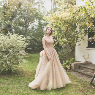 ナチュラルな甘さを纏う。ガーデンの緑と調和するペールカラー