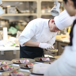 お料理の味はもちろんのこと、見た目も重要。盛り付けは慎重に。最終チェックも欠かせません！