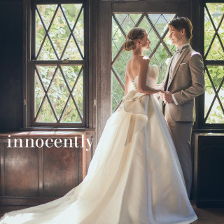 クラシカルな館に似合う正統派ドレス。映画のワンシーンのように