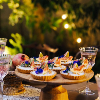 甘い香りに包まれて、ゲストと会話弾むひとときを。写真映えも抜群の、記憶に残る演出です。