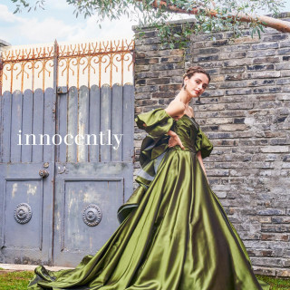 深みのあるグリーンが石造りの館に映える。大人花嫁の洗練スタイル