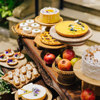 扉を開ければ、そこはスイーツの森。パティシエ特製のケーキや焼き菓子がガーデンに並びます。