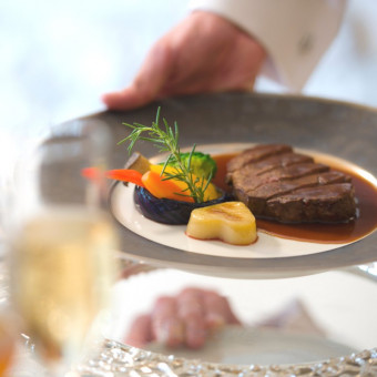 出来立てのお料理をゲストの皆様へ御提供。バーカウンターで作るドリンクの提供速度も必見です！