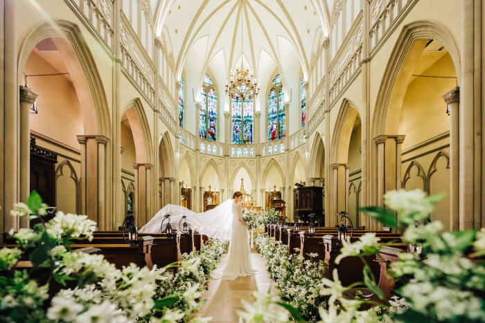 英国の大聖堂で100年以上もの人々の幸せを見守り続けてきたステンドグラス