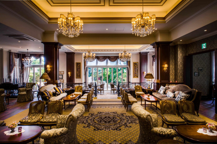 こだわりの家具や調度品は全てがヨーロッパから譲り受けた本物のアンティークを使用。