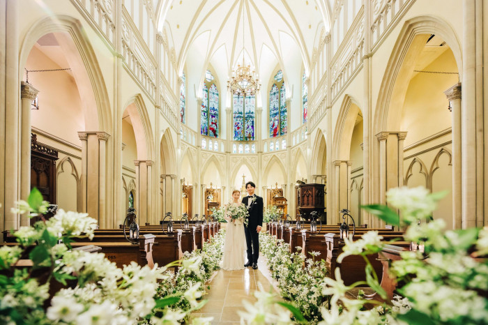 圧巻のチャペルで、誓いを深く刻む本物のアンティーク