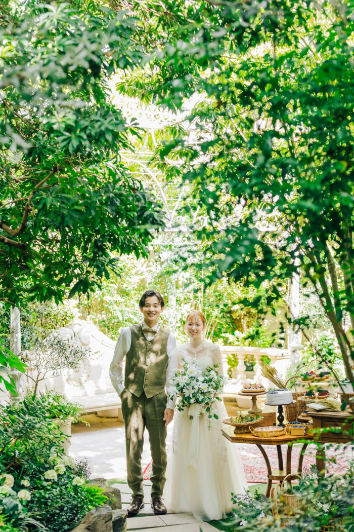 ガーデンならではの緑あふれる一枚も残せる。和やかに過ごせる空間で、ゲストも素敵な表情に!