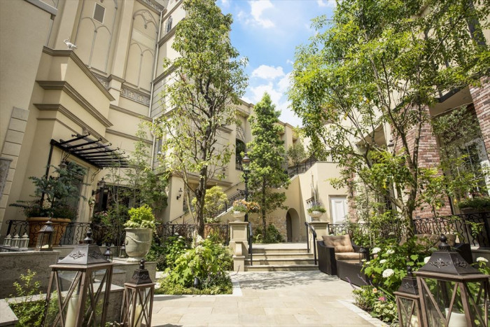 敷地内は別世界が広がっているから、非日常の空間で結婚式が叶います。