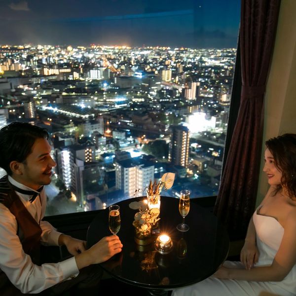 披露宴会場となるレストランには、夜景を楽しめるラグジュアリーなバーを完備。 記念日ディナーの後に夜景を見ながら乾杯したり、ご結婚式後も末永くお付き合いして頂けます。|STAR GATE (スターゲイト）の写真(57546716)