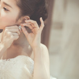 新婦様のイヤリングをつける仕草
上品でついついお写真に残したくなってしまいます