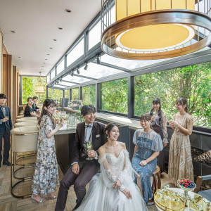 ウエルカムドリンクを片手に会話を弾ませて|EXEX SUITES（エグゼクス・スウィーツ）の写真(56876169)