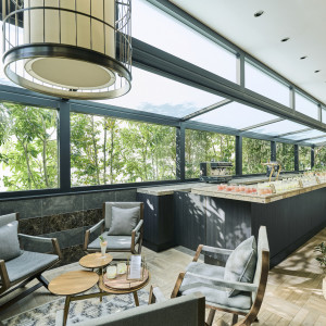 緑と自然光が明るく照らす、バーカウンター「THE BAR」|EXEX SUITES（エグゼクス・スウィーツ）の写真(15572966)