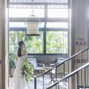 外からは暖かな自然光が差し込み、窓から緑を臨むことができる|EXEX SUITES(エグゼクス・スウィーツ)の写真(15572359)