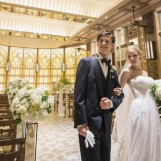 8月にご来館で、"1件目"にご見学いただいた方に新婦様ドレス10万円プレゼント!