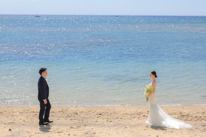 光と影・風がやさしく織りなす景色の中、清らかな彼女の横顔、繋いだ手と手、あふれる笑顔。