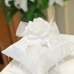 結婚指輪。
結婚したことの証の1つ。
リングピローは何かオリジナルで手作りしても思い出の記念品になりますよ。|アール・ベル・アンジェ豊岡の写真(814182)