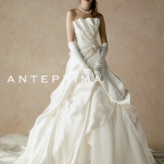 新作のウェディングドレスも定期的に入荷しております！