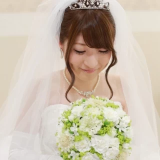 ティアラやベールも新婦様の憧れですよね。