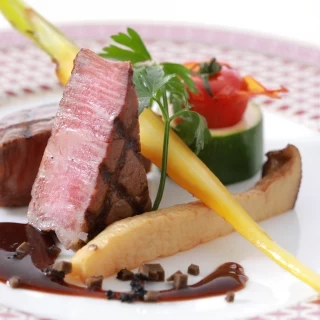 食材にもこだわったお肉料理。自然と笑顔が出てしまうメイン料理をお楽しみください。