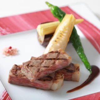 メインのお肉料理は贅沢に但馬牛を使用！地元の味でゲストの方も安心の一品！