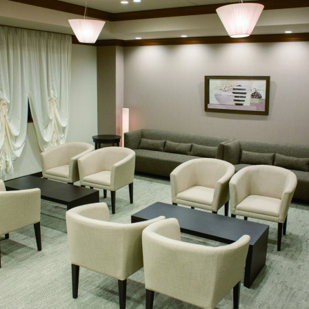 ご親族の皆様専用のお控室でございます。
ご新郎家・ご新婦家一部屋ずつご用意しておりますのでごゆっくりお寛ぎくださいませ。
なお、ご親族紹介もこちらで行っていただけます。|アール・ベル・アンジェ豊岡の写真(1459084)