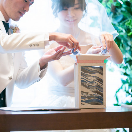 砂を容器に注いで層にしていく”サンドセレモニー” 一度合わせると分かつことができないことから、結婚式で人気の演出です。