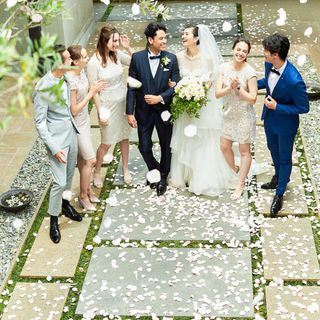 吹き抜けの庭園で叶える笑顔溢れるフラワーシャワー
