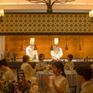 オープンキッチンから出来立ての美食をお届け