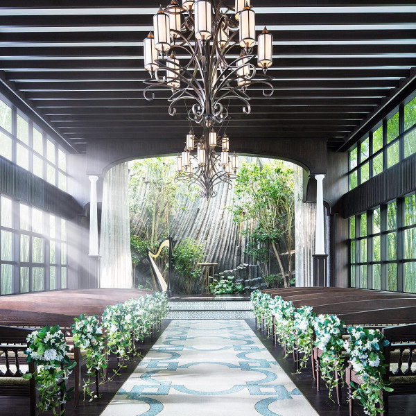 陽光と四季折々の自然に包まれた音楽堂でそれぞれのスタイルに合ったオリジナル挙式を。