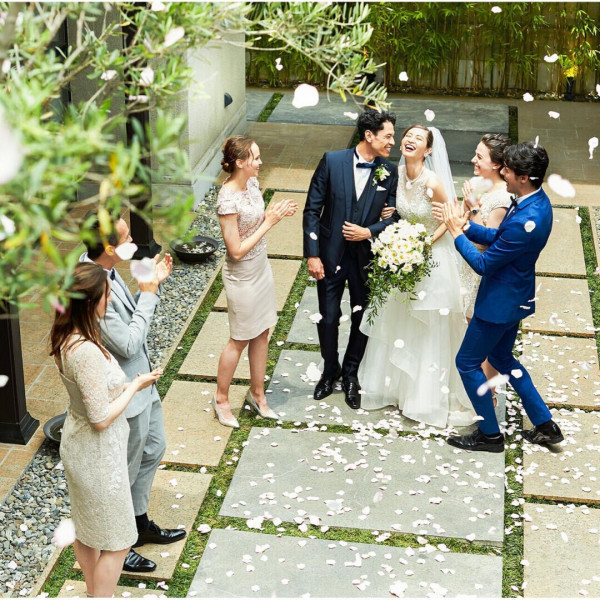 ゲストと近い距離で過ごせるフラワーシャワー