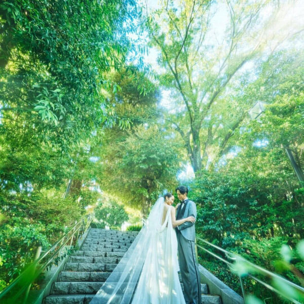 古都のようなを落ち着きを感じる回廊でフラワーシャワーや集合写真などのセレモニーが叶う