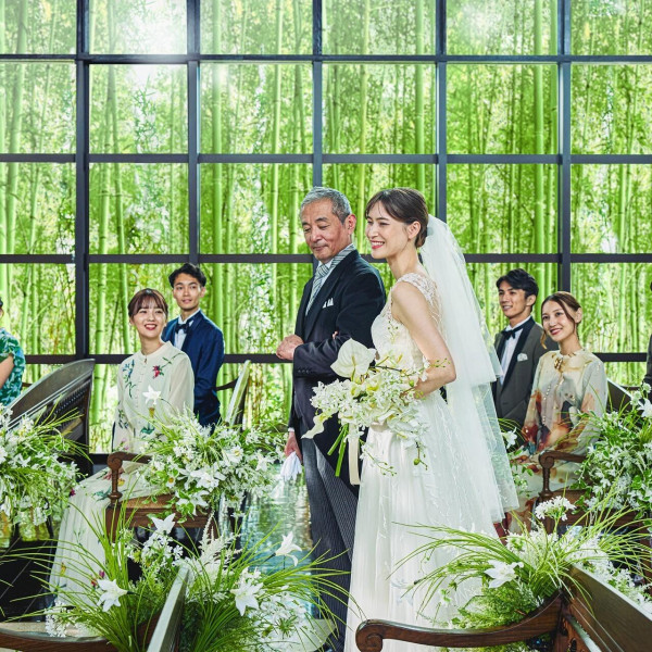 自然光と緑に囲まれて過ごす挙式のお時間