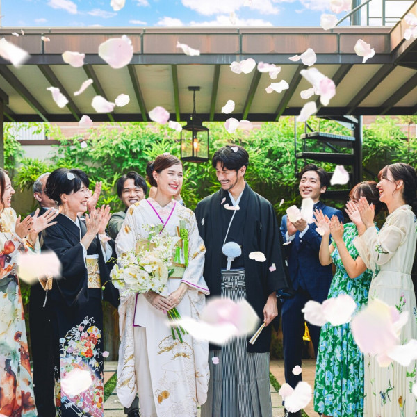 古都のようなを落ち着きを感じる回廊でフラワーシャワーや集合写真などのセレモニーが叶う