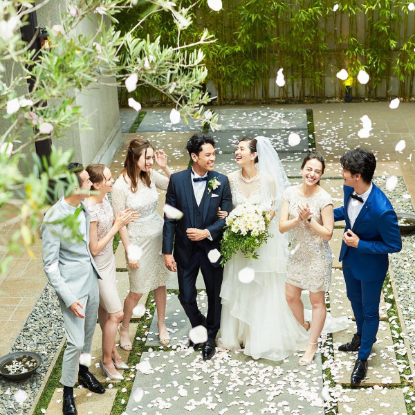 吹き抜けの庭園で叶える笑顔溢れるフラワーシャワー