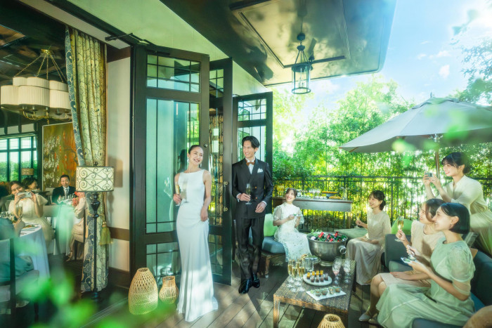 緑に囲まれたガーデンテラスまで贅沢に使って、動きのある演出を楽しめるのも魅力