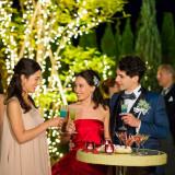 水辺のウッドデッキで自然の風を浴びながら、おふたりのオリジナルケーキとスイーツでゲストをおもてなし。