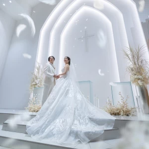 おふたりに降り注ぐフェザーシャワー演出|Ciel Belle Terre（シエル ベル テール）の写真(38465793)