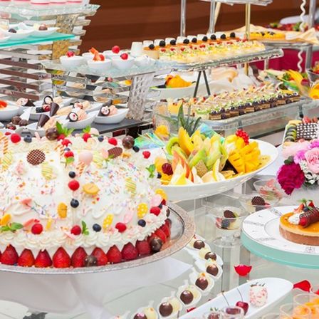 ケーキ、フルーツ、チョコレートなどゲストの方にも喜んで頂けるデザートビュッフェ|Ciel Belle Terre（シエル ベル テール）の写真(815920)