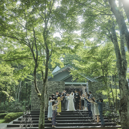 「森を庭に持つホテル」。軽井沢のプライベートガーデンに佇む独立型チャペル