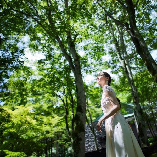 緑に包まれた中庭で感動のひとときを。森の中に佇むプライベート感が人気