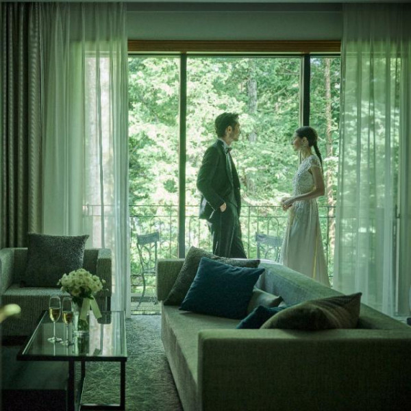 新郎新婦様へスイートルーム1泊をプレゼント!前泊・後泊も選べるの軽井沢での滞在も楽しんで。