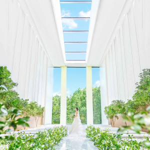 天井高12mを誇る光り輝く白亜のチャペル"KANADE"。おふたりの姿を素敵に輝かせるだけではなく、ゲストの皆様の表情も明るく彩ります♪|KOTOWA 奈良公園 Premium View（コトワ 奈良公園 プレミアム ビュー）の写真(36065302)