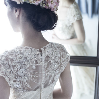 細部にまでこだわって作られたウェディングドレス。その刺繍やビジューひとつひとつが花嫁姿を彩ります！