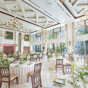 高く吹き抜けになった天井が開放的な雰囲気に|ル・センティフォーリア大阪（クラウディアホールディングスグループ）の写真(55197322)